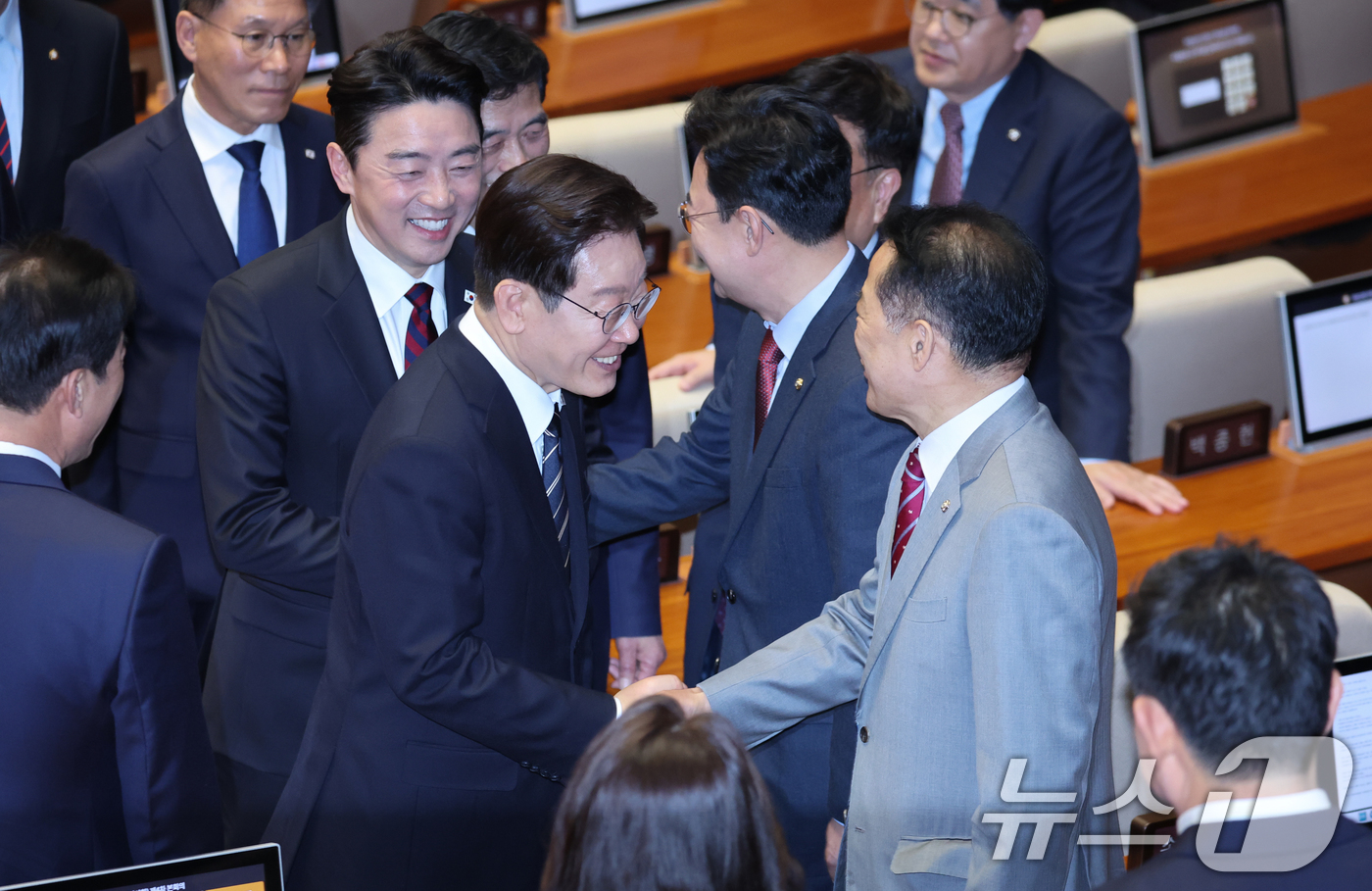 (서울=뉴스1) 이재명 기자 = 이재명 대통령이 2일 서울 여의도 국회에서 중동 사태 대응을 위한 추가경정예산(추경)안에 대한 시정연설을 마친 뒤 국민의힘 의원들과 악수하고 있다. …