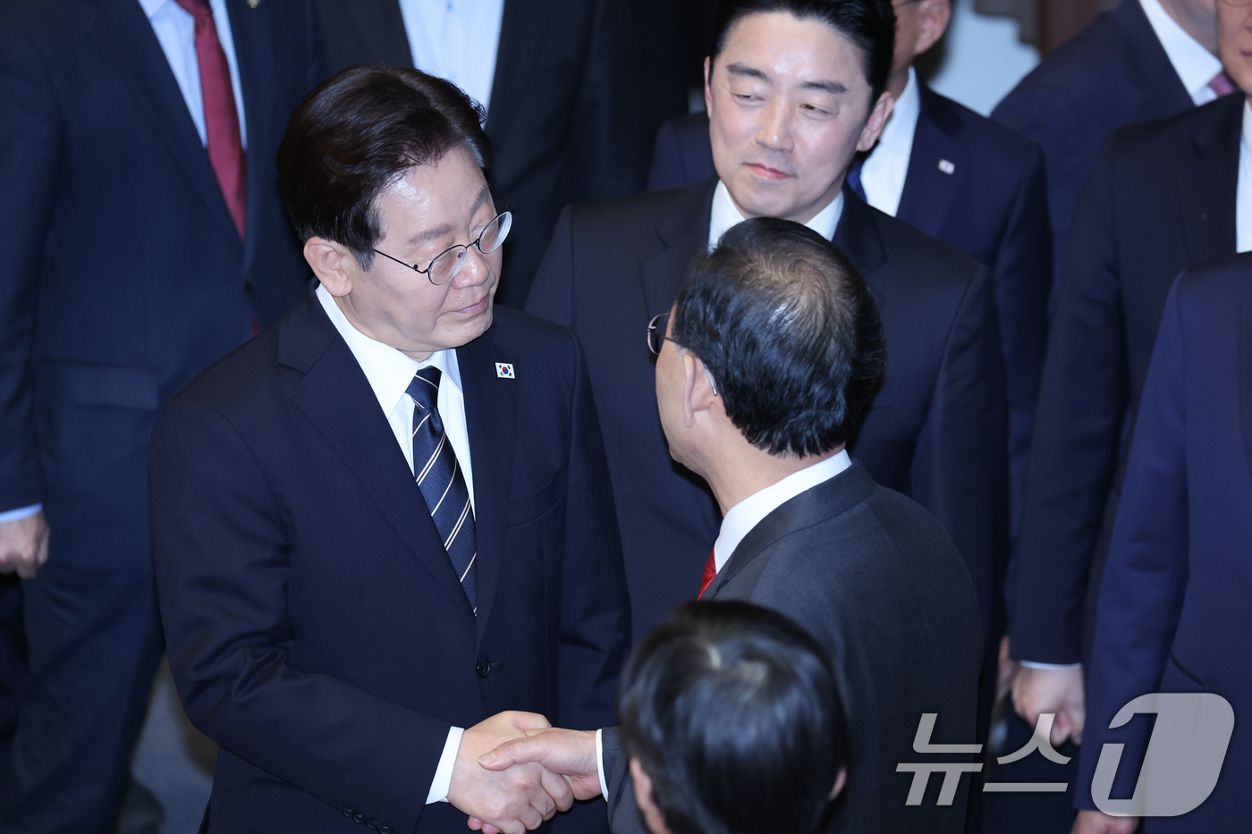 (서울=뉴스1) 이재명 기자 = 이재명 대통령이 2일 서울 여의도 국회에서 중동 사태 대응을 위한 추가경정예산(추경)안에 대한 시정연설을 마친 뒤 국민의힘 의원들과 악수하고 있다. …