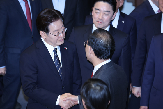 주호영 의원과 악수하는 이재명 대통령