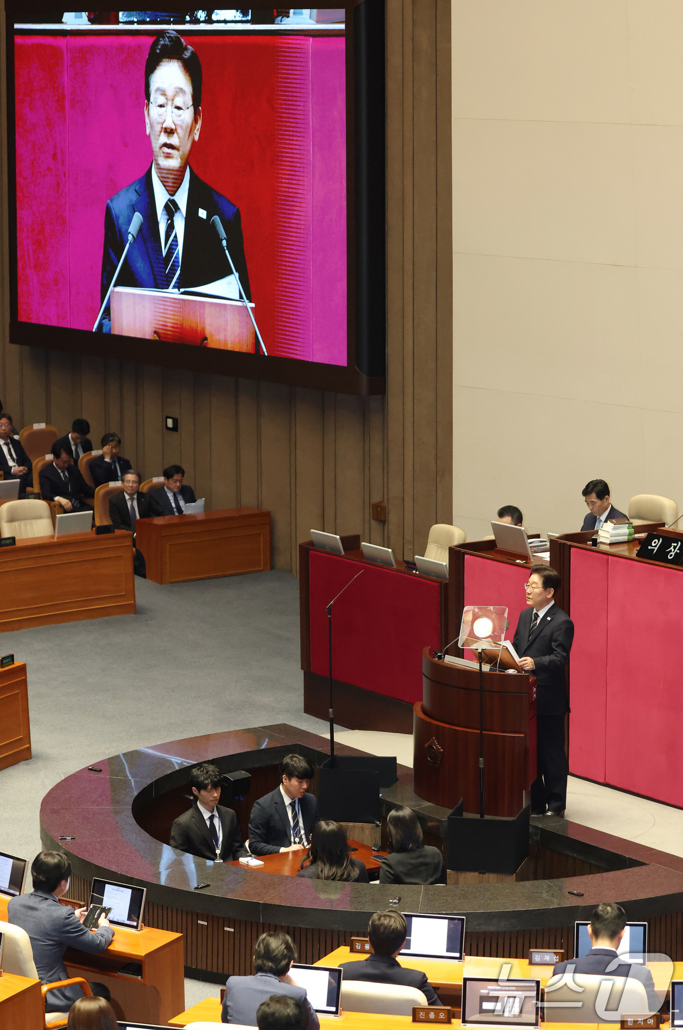 (서울=뉴스1) 국회사진기자단 = 이재명 대통령이 2일 서울 여의도 국회에서 중동 사태 대응을 위한 추가경정예산(추경)안에 대한 시정연설을 하고 있다. 2026.4.2/뉴스1