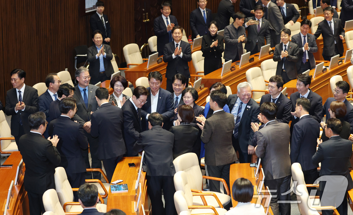 (서울=뉴스1) 국회사진기자단 = 이재명 대통령이 2일 서울 여의도 국회 본회의장에서 중동 사태 대응 등을 위한 추가경정예산안에 대한 시정연설에 앞서 더불어민주당 의원들과 악수를 …