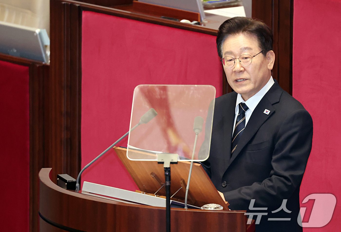 (서울=뉴스1) 국회사진기자단 = 이재명 대통령이 2일 서울 여의도 국회에서 중동 사태 대응을 위한 추가경정예산(추경)안에 대한 시정연설을 하고 있다. 2026.4.2/뉴스1