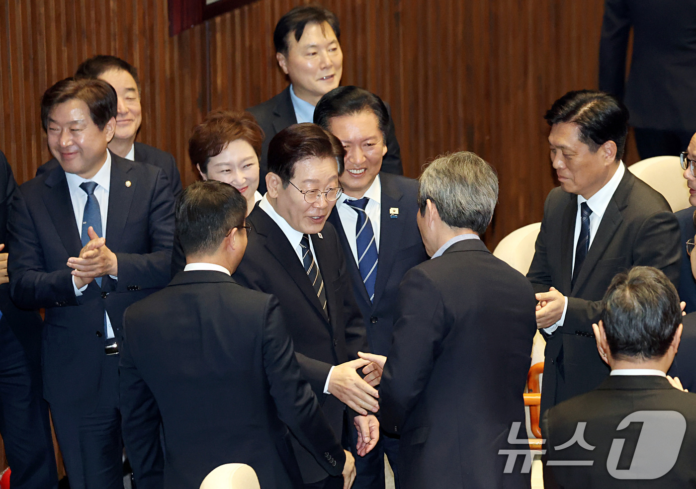 (서울=뉴스1) 국회사진기자단 = 이재명 대통령이 2일 서울 여의도 국회 본회의장에서 중동 사태 대응 등을 위한 추가경정예산안에 대한 시정연설에 앞서 더불어민주당 의원들과 악수를 …