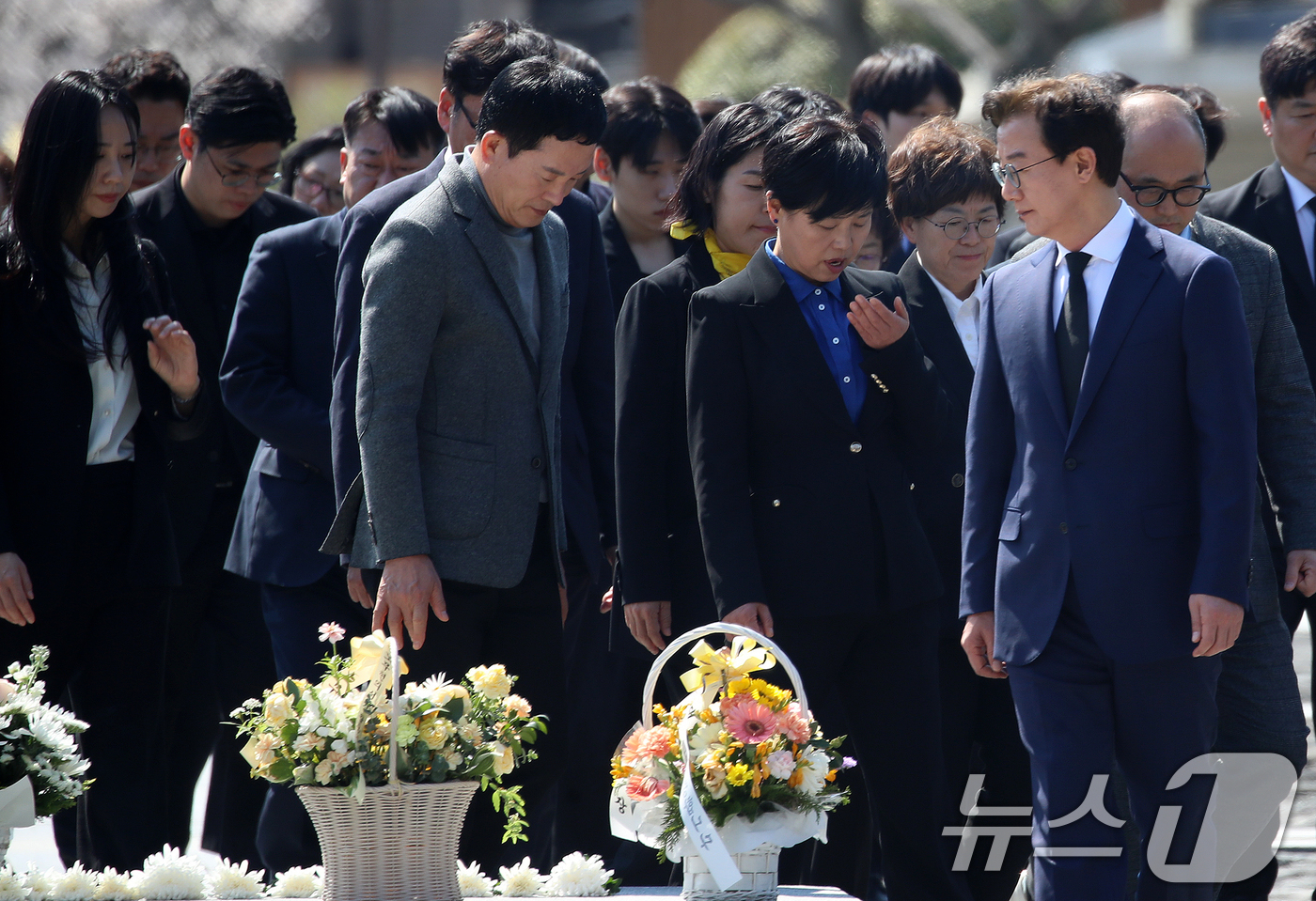 (김해=뉴스1) 윤일지 기자 = 6·3 지방선거 부산시장 출마를 공식 선언한 전재수 더불어민주당 의원이 2일 오후 경남 김해 진영읍 봉하마을을 찾아 고 노무현 전 대통령 묘역을 참 …