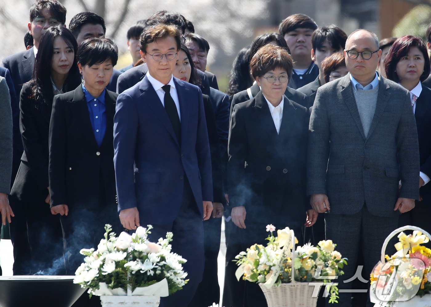 (김해=뉴스1) 윤일지 기자 = 6·3 지방선거 부산시장 출마를 공식 선언한 전재수 더불어민주당 의원이 2일 오후 경남 김해 진영읍 봉하마을을 찾아 고 노무현 전 대통령 묘역을 참 …