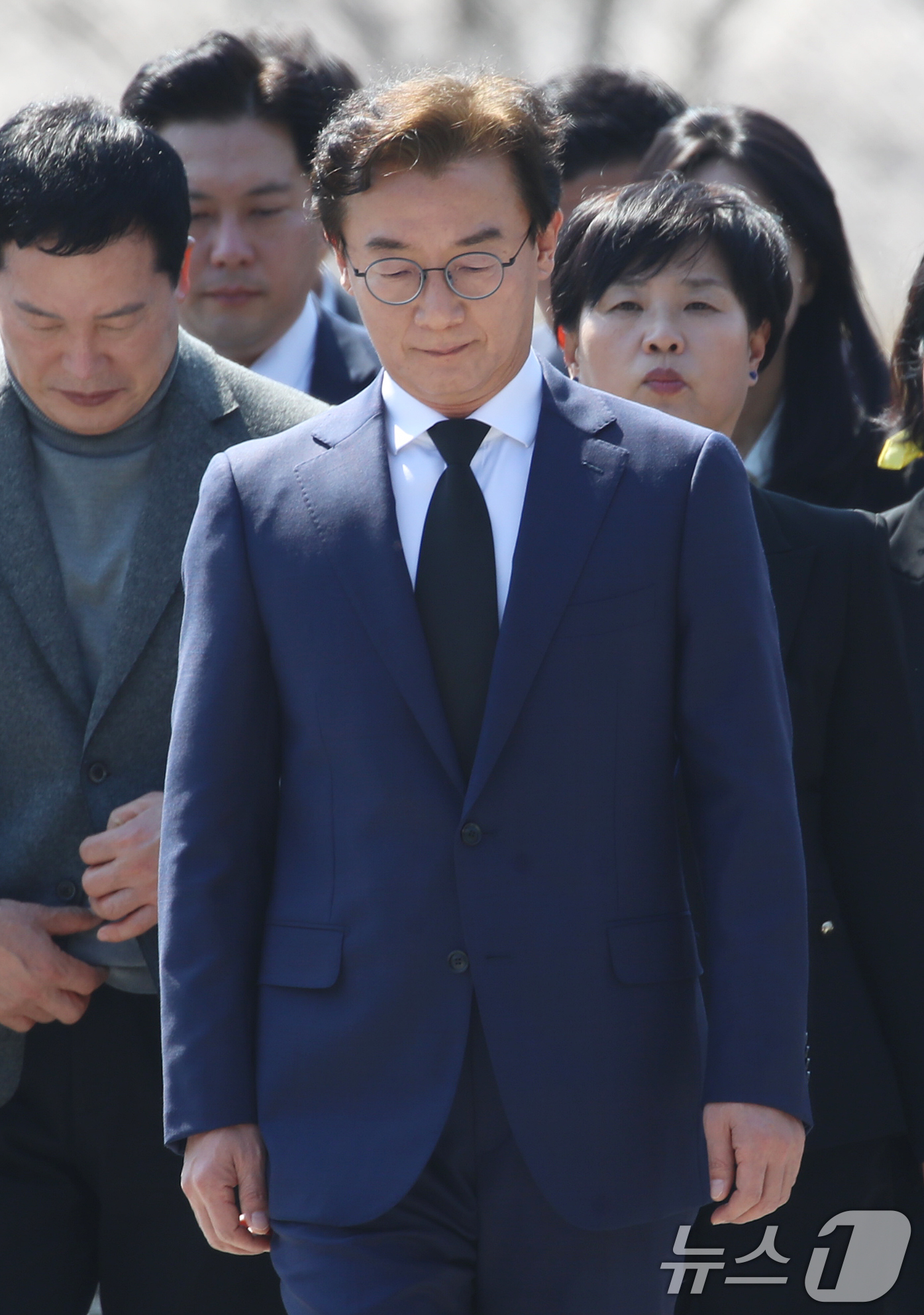 (김해=뉴스1) 윤일지 기자 = 6·3 지방선거 부산시장 출마를 공식 선언한 전재수 더불어민주당 의원이 2일 오후 경남 김해 진영읍 봉하마을을 찾아 고 노무현 전 대통령 묘역을 참 …