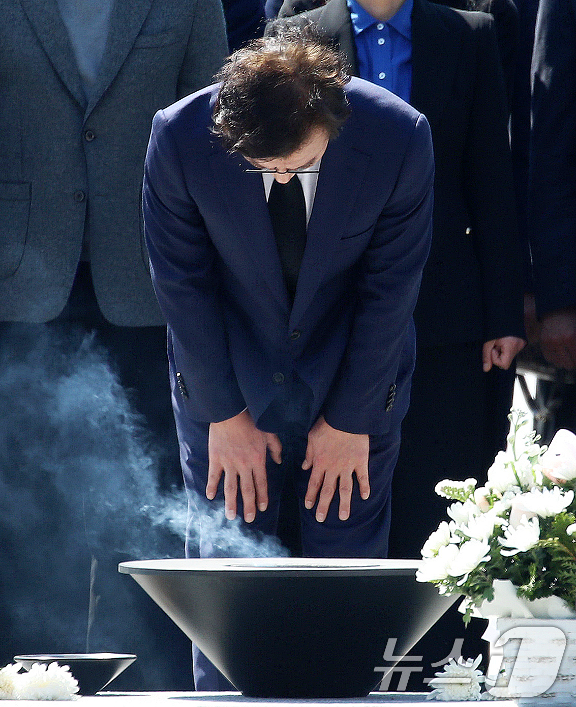 (김해=뉴스1) 윤일지 기자 = 6·3 지방선거 부산시장 출마를 공식 선언한 전재수 더불어민주당 의원이 2일 오후 경남 김해 진영읍 봉하마을을 찾아 고 노무현 전 대통령 묘역을 참 …