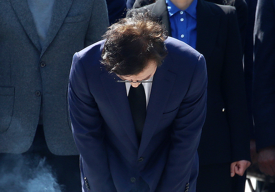 허리 숙여 인사하는 전재수