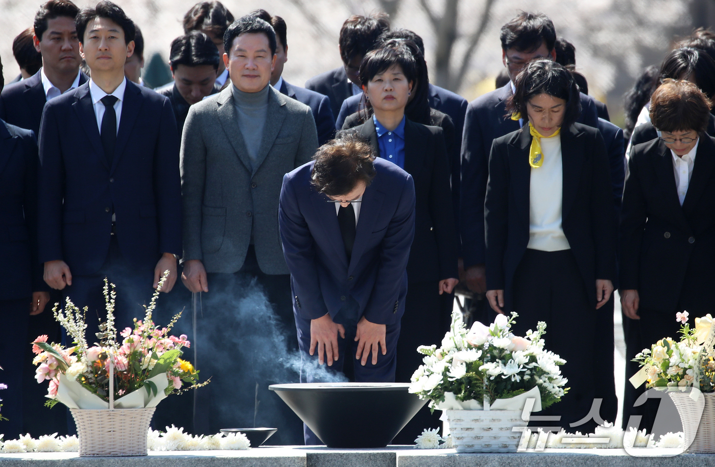 (김해=뉴스1) 윤일지 기자 = 6·3 지방선거 부산시장 출마를 공식 선언한 전재수 더불어민주당 의원이 2일 오후 경남 김해 진영읍 봉하마을을 찾아 고 노무현 전 대통령 묘역을 참 …