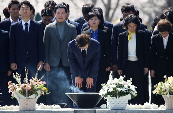 부산시장 출마 선언 전재수, 노무현 전 대통령 묘역 참배