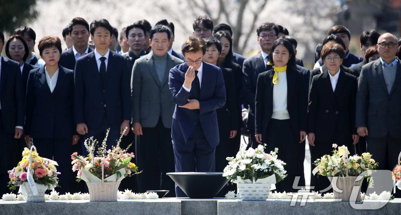 (김해=뉴스1) 윤일지 기자 = 6·3 지방선거 부산시장 출마를 공식 선언한 전재수 더불어민주당 의원이 2일 오후 경남 김해 진영읍 봉하마을을 찾아 고 노무현 전 대통령 묘역을 참 …