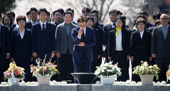 부산시장 출마 선언 전재수, 노무현 전 대통령 묘역 참배