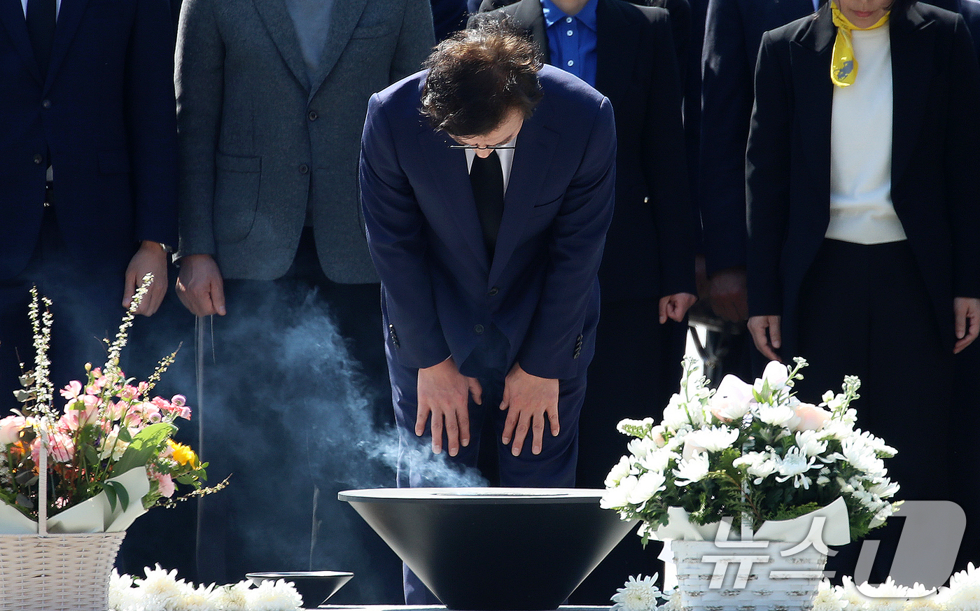 (김해=뉴스1) 윤일지 기자 = 6·3 지방선거 부산시장 출마를 공식 선언한 전재수 더불어민주당 의원이 2일 오후 경남 김해 진영읍 봉하마을을 찾아 고 노무현 전 대통령 묘역을 참 …