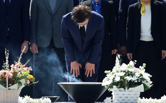 부산시장 출마 선언 전재수, 노무현 전 대통령 묘역 참배