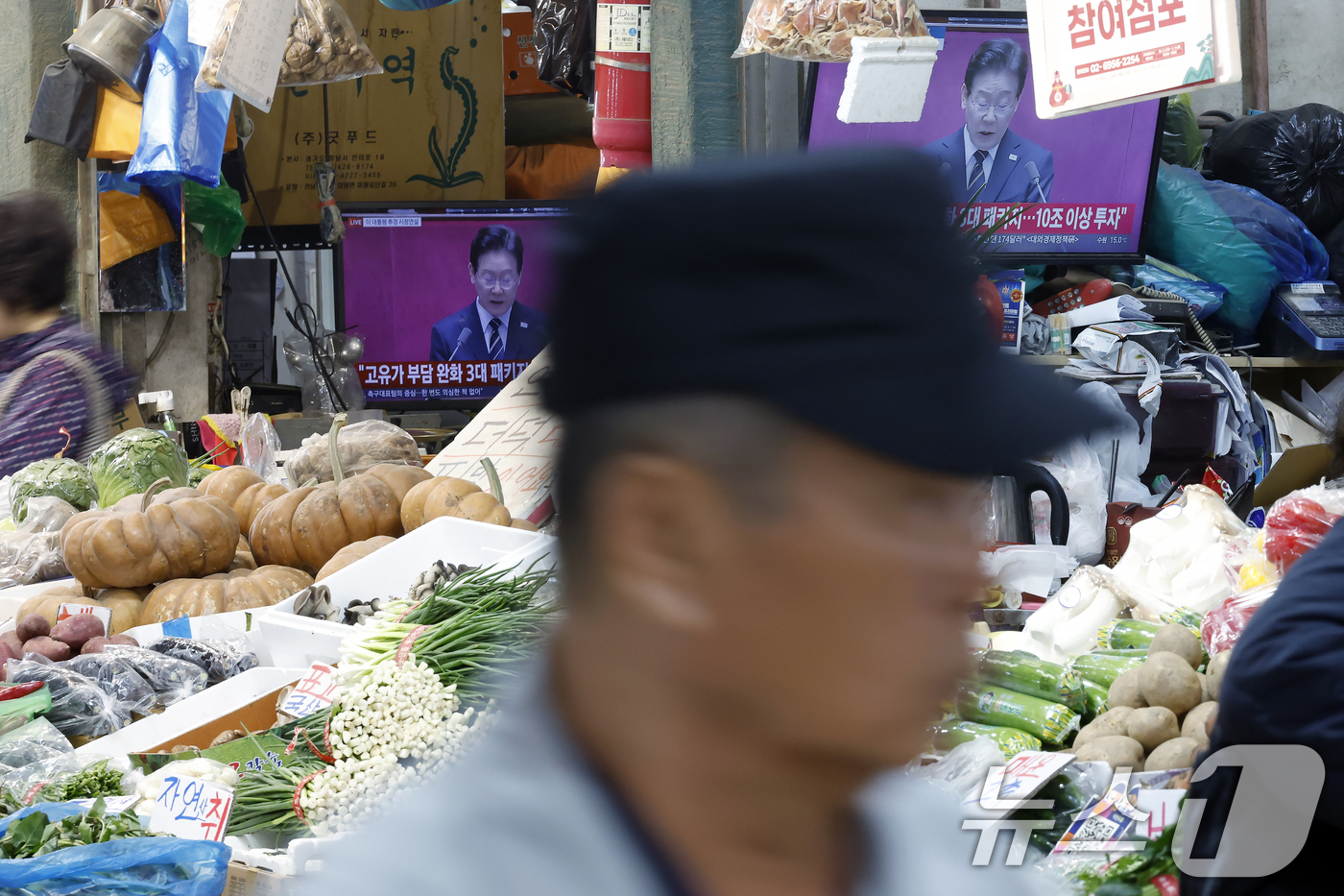 (서울=뉴스1) 박정호 기자 = 2일 오후 서울 서대문구 인왕시장에서 상인들이 이재명 대통령의 26조2000억 원 규모 추가경정예산안 시정연설 TV 생중계를 틀어 놓고 있다.  2 …