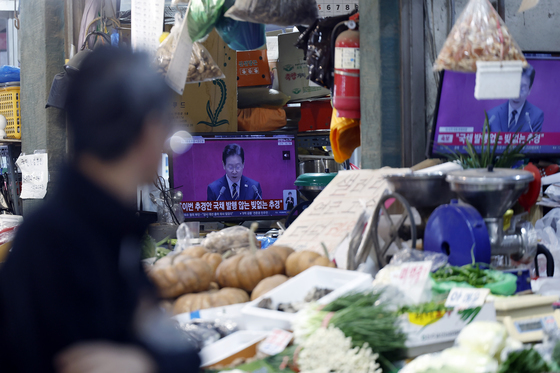 '국채 발행 않는 빚없는 추경'