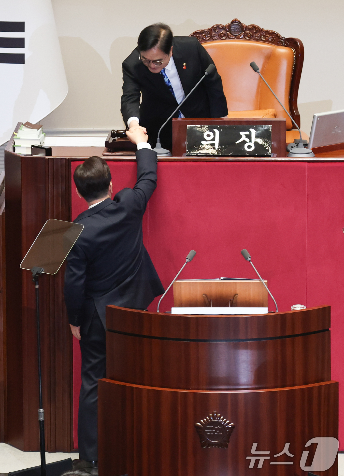 (서울=뉴스1) 이재명 기자 = 이재명 대통령이 2일 서울 여의도 국회에서 중동 사태 대응을 위한 추가경정예산(추경)안에 대한 시정연설을 마친 뒤 우원식 국회의장과 악수하고 있다. …