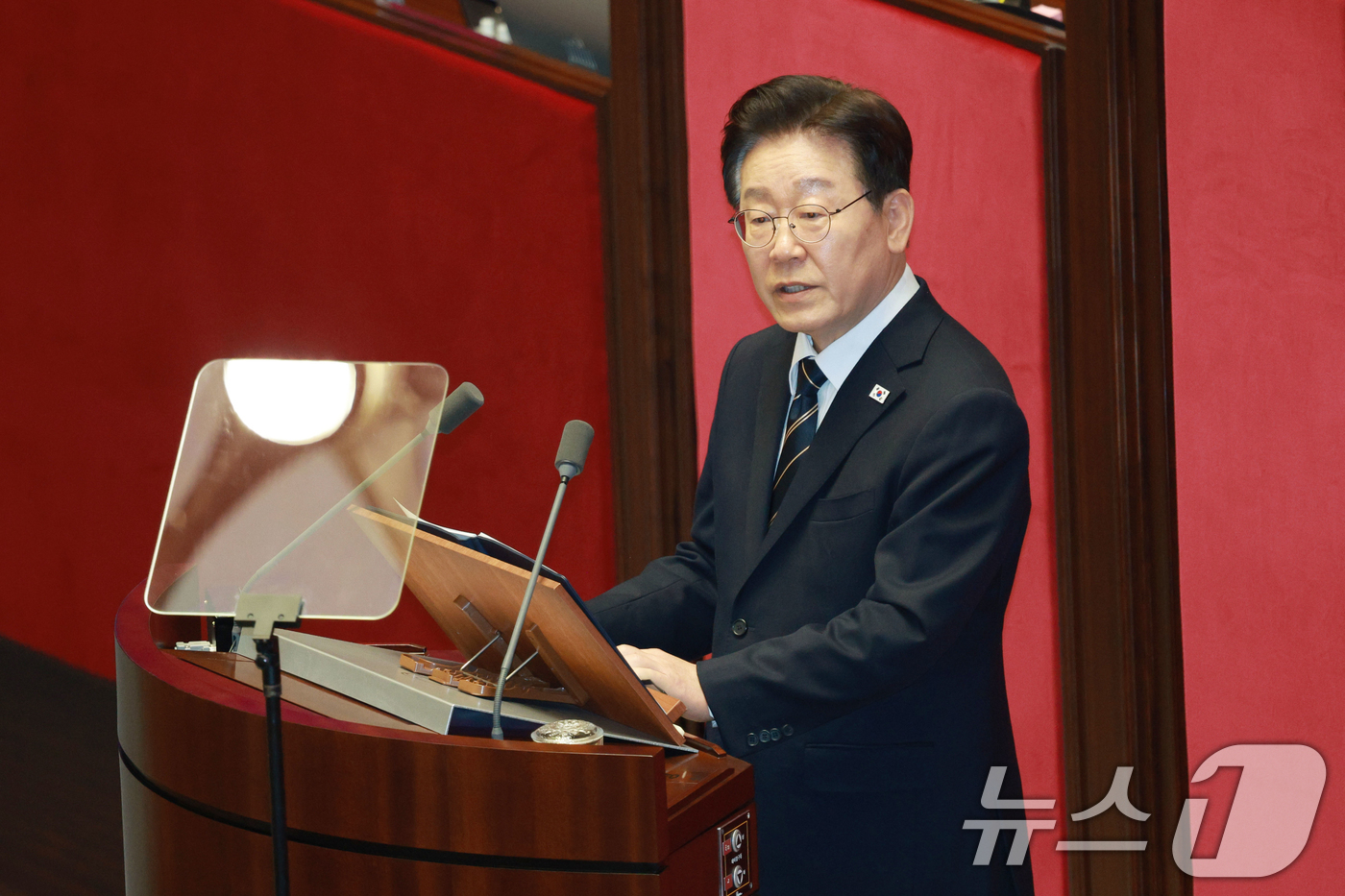 (서울=뉴스1) 이재명 기자 = 이재명 대통령이 2일 서울 여의도 국회에서 중동 사태 대응을 위한 추가경정예산(추경)안에 대한 시정연설을 하고 있다. 2026.4.2/뉴스1