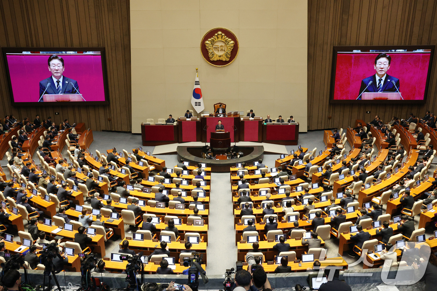 (서울=뉴스1) 이재명 기자 = 이재명 대통령이 2일 서울 여의도 국회에서 중동 사태 대응을 위한 추가경정예산(추경)안에 대한 시정연설을 하고 있다. 2026.4.2/뉴스1