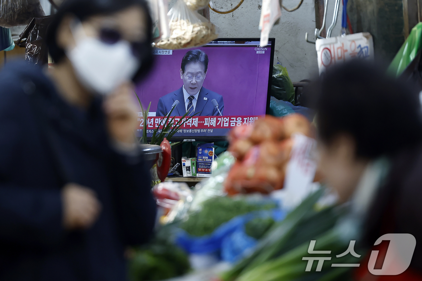 (서울=뉴스1) 박정호 기자 = 2일 오후 서울 서대문구 인왕시장에서 상인들이 이재명 대통령의 26조2000억 원 규모 추가경정예산안 시정연설 TV 생중계를 틀어 놓고 있다.  2 …