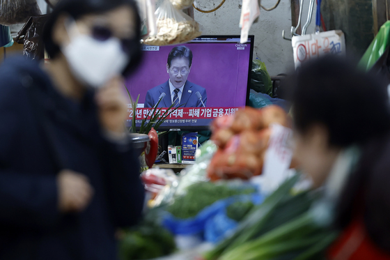 추경 시정연설 TV 생중계 틀어 놓은 전통시장