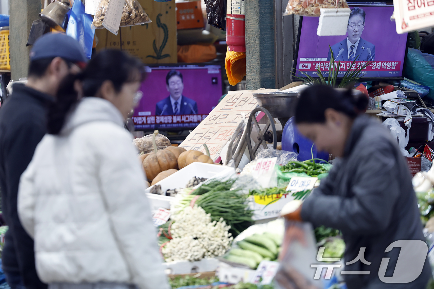 (서울=뉴스1) 박정호 기자 = 2일 오후 서울 서대문구 인왕시장에서 상인들이 이재명 대통령의 26조2000억 원 규모 추가경정예산안 시정연설 TV 생중계를 틀어 놓고 있다.  2 …