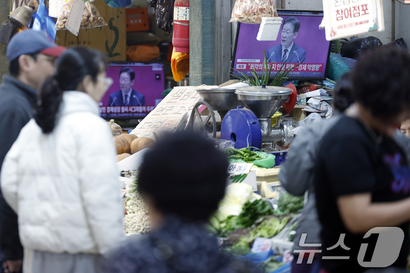 (서울=뉴스1) 박정호 기자 = 2일 오후 서울 서대문구 인왕시장에서 상인들이 이재명 대통령의 26조2000억 원 규모 추가경정예산안 시정연설 TV 생중계를 틀어 놓고 있다.  2 …