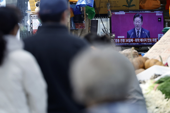 전통시장 찾은 시민들, 대통령 시정연설 생중계 시청