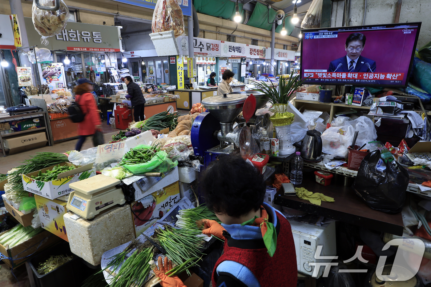 (서울=뉴스1) 박정호 기자 = 2일 오후 서울 서대문구 인왕시장에서 상인들이 이재명 대통령의 26조2000억 원 규모 추가경정예산안 시정연설 TV 생중계를 틀어 놓고 있다.  2 …