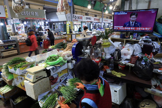 추경 시정연설 듣는 상인들