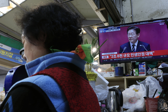 대통령 시정연설 듣는 상인