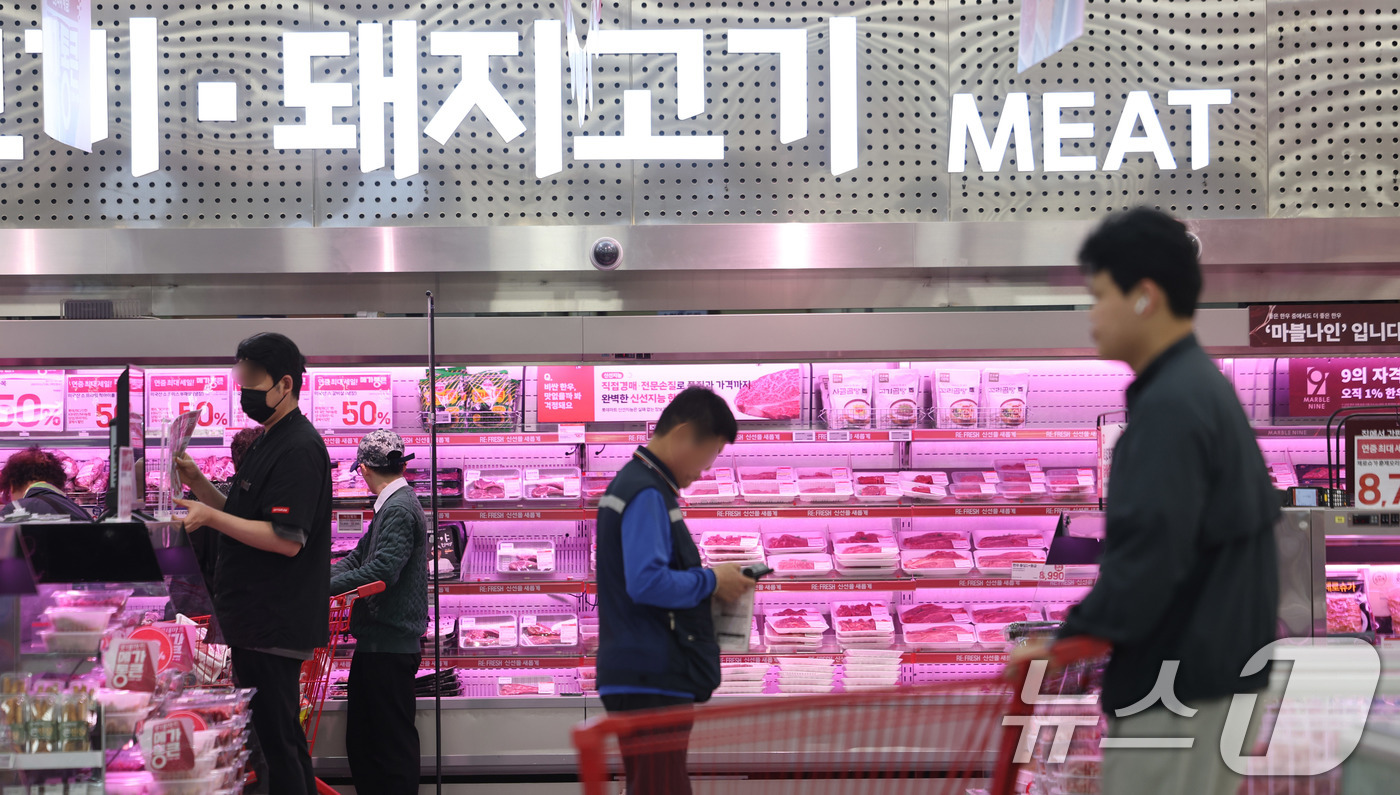 (서울=뉴스1) 박지혜 기자 = 2일 서울의 한 대형마트에 돼지고기가 진열돼 있다.지난달 소비자물가가 전년 동월 대비 2.2% 올라 2월보다 상승폭이 확대됐다. 중동전쟁 여파로 석 …