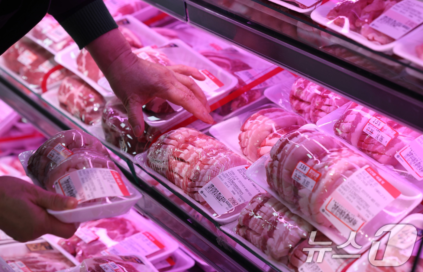 (서울=뉴스1) 박지혜 기자 = 2일 서울의 한 대형마트에 돼지고기가 진열돼 있다.지난달 소비자물가가 전년 동월 대비 2.2% 올라 2월보다 상승폭이 확대됐다. 중동전쟁 여파로 석 …