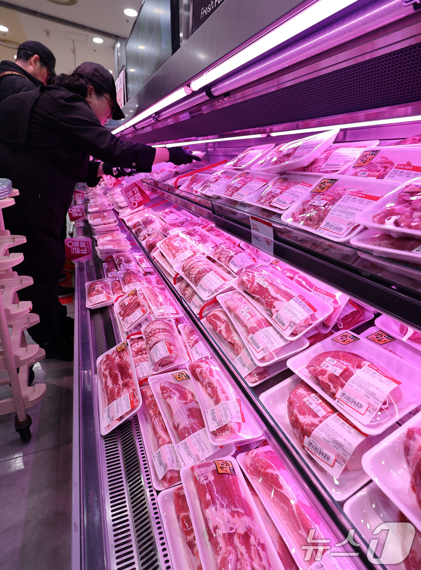 (서울=뉴스1) 박지혜 기자 = 2일 서울의 한 대형마트에 돼지고기가 진열돼 있다.지난달 소비자물가가 전년 동월 대비 2.2% 올라 2월보다 상승폭이 확대됐다. 중동전쟁 여파로 석 …