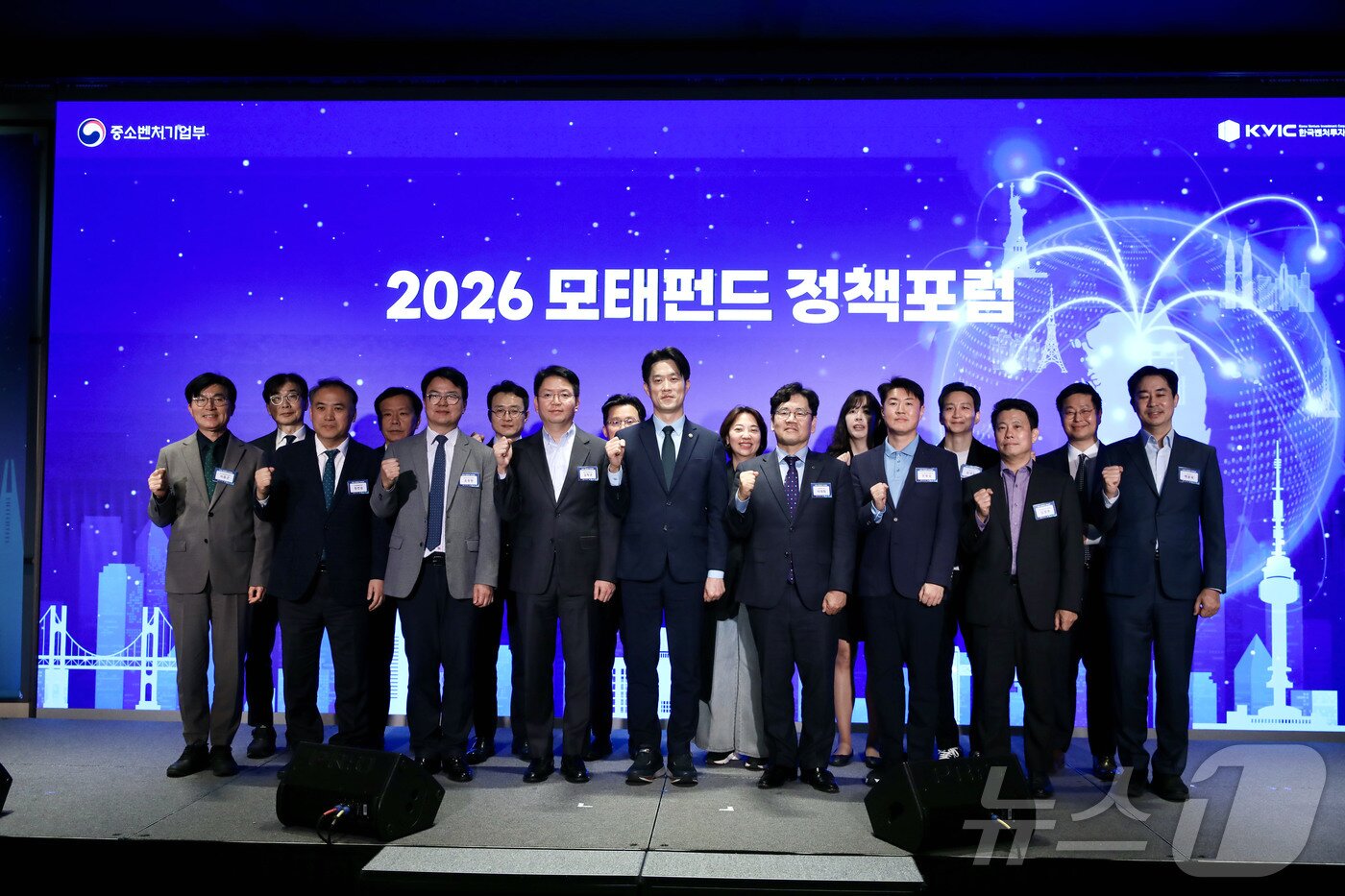 본문 이미지 - 노용석 중소벤처기업부 제1차관이 2일 서울 강남구 웨스틴 서울 파르나스 호텔에서 열린 2026년 제1차 모테펀드 정책포럼에서 참석자들과 기념촬영을 하고 있다. (중소벤처기업부 제공. 재판매 및 DB 금지) 2026.4.2 ⓒ 뉴스1
