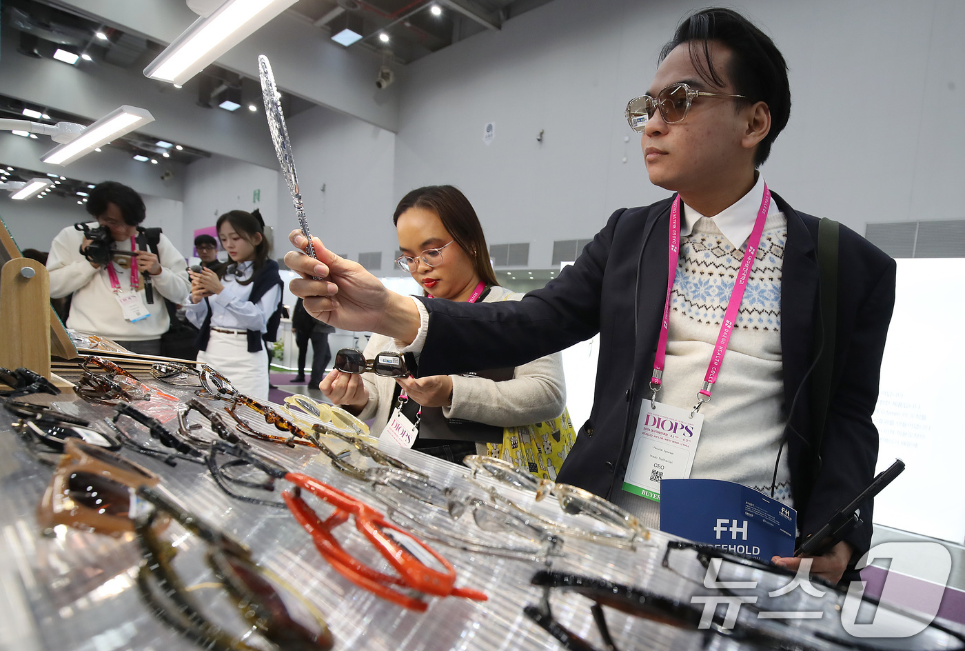 (대구=뉴스1) 공정식 기자 = 2일 대구 북구 엑스코(EXCO)에서 열린 '2026 대구국제안경전(DIOPS)'를 찾은 외국 바이어가 다양한 안경·선글라스 제품을 살펴보고 있다. …