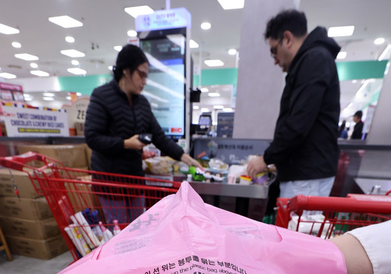 기후장관 "쓰레기 종량제 봉투 구매 제한 않기로 결정"