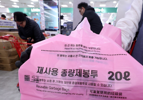 기후장관 "쓰레기 종량제 봉투 구매 제한 않기로 결정"