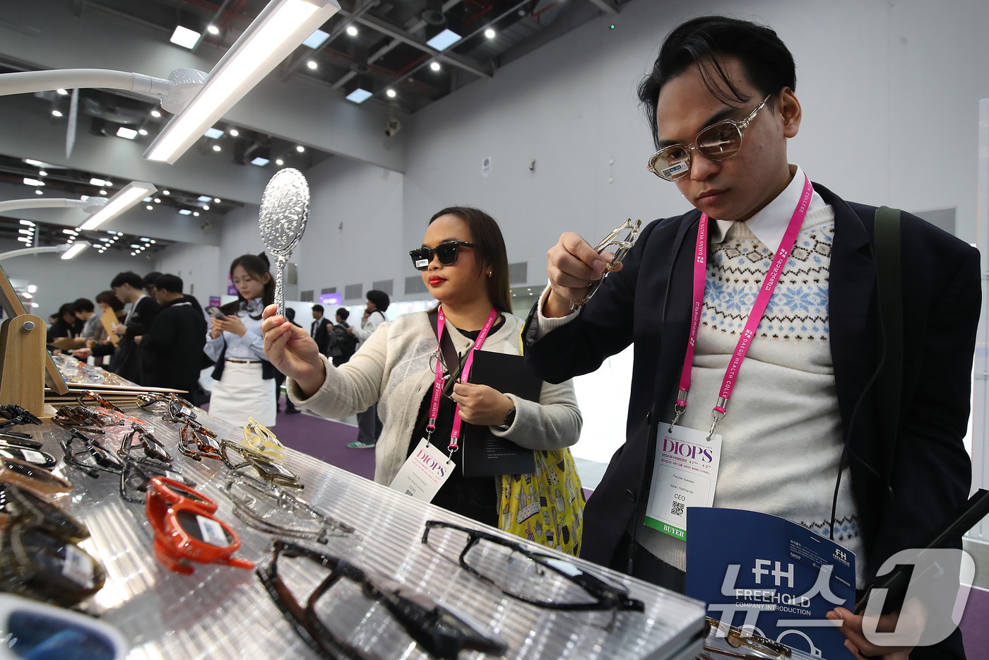 (대구=뉴스1) 공정식 기자 = 2일 대구 북구 엑스코(EXCO)에서 열린 '2026 대구국제안경전(DIOPS)'를 찾은 외국 바이어가 다양한 안경·선글라스 제품을 살펴보고 있다. …