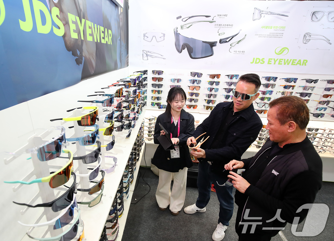 (대구=뉴스1) 공정식 기자 = 2일 대구 북구 엑스코(EXCO)에서 열린 '2026 대구국제안경전(DIOPS)'를 찾은 외국 바이어가 다양한 안경·선글라스 제품을 살펴보고 있다. …