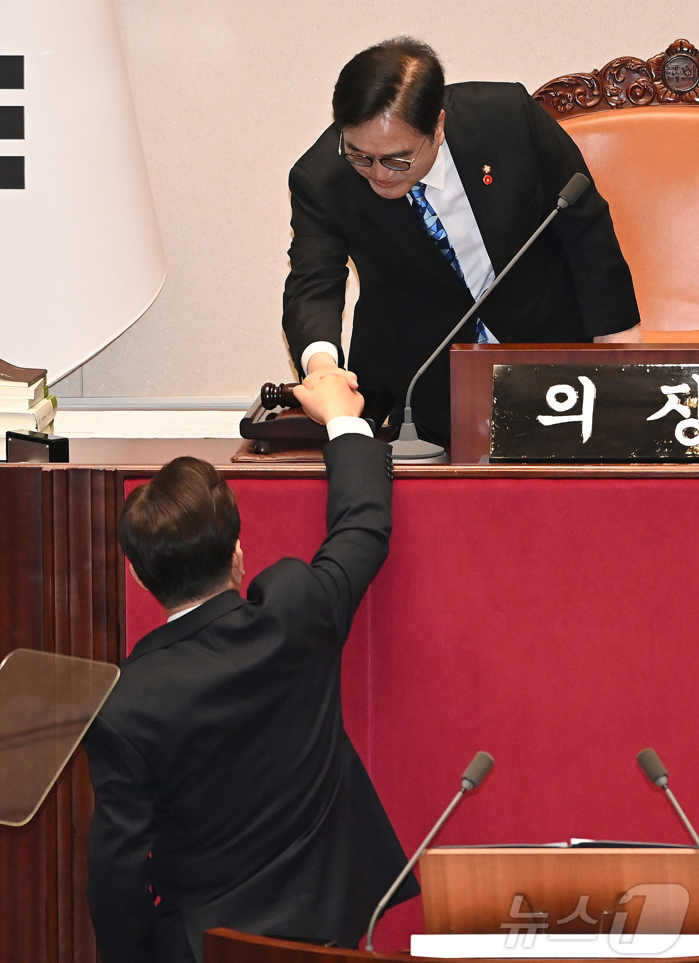 (서울=뉴스1) 국회사진기자단 = 이재명 대통령이 2일 서울 여의도 국회 본회의장에서 중동 사태 대응 등을 위한 추가경정예산안에 대한 시정연설을 마친 뒤 우원식 국회의장과 악수를 …