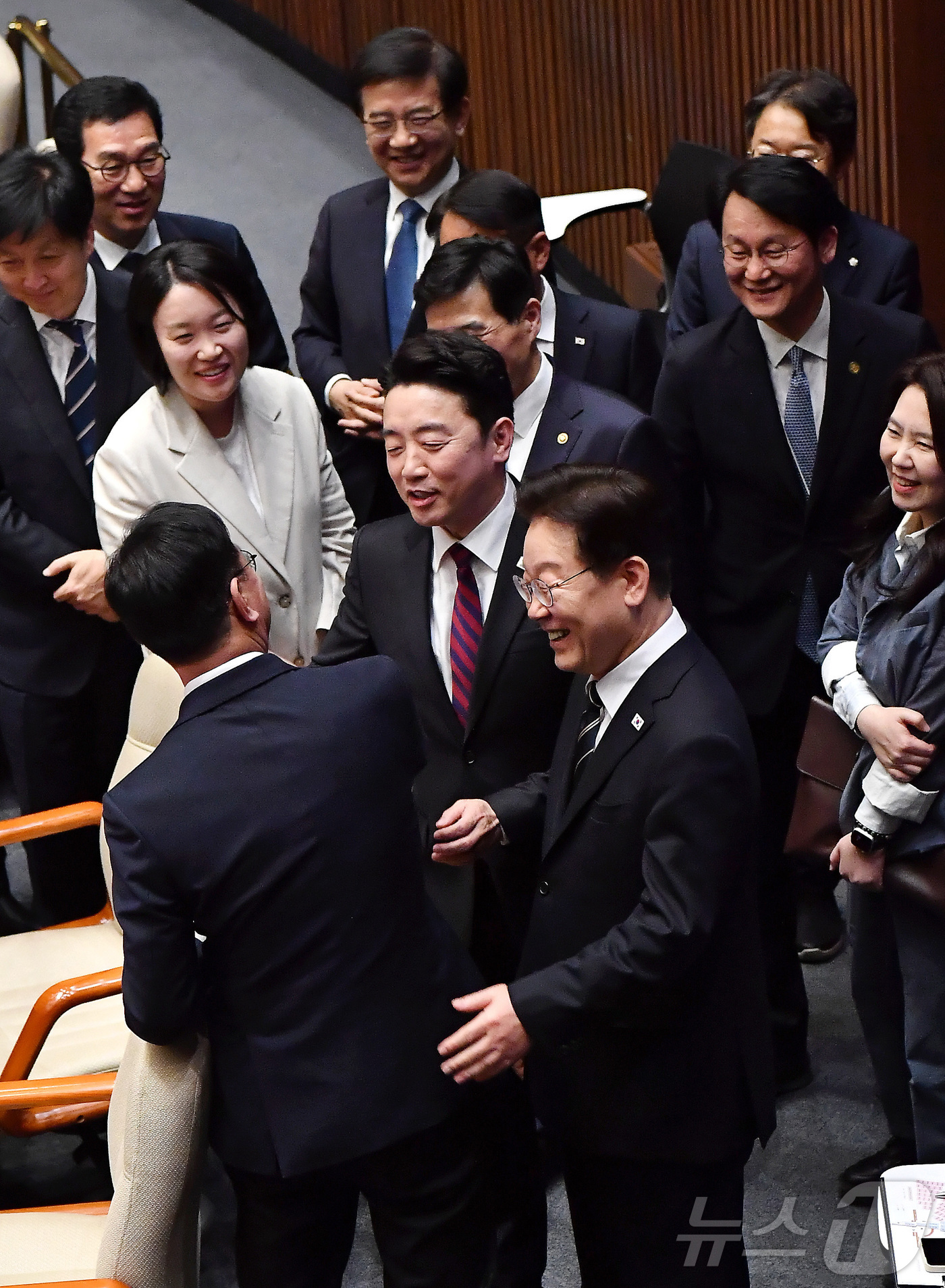 (서울=뉴스1) 국회사진기자단 = 이재명 대통령이 2일 서울 여의도 국회 본회의장에서 중동 사태 대응 등을 위한 추가경정예산안에 대한 시정연설을 마친 뒤 더불어민주당 의원과 악수를 …