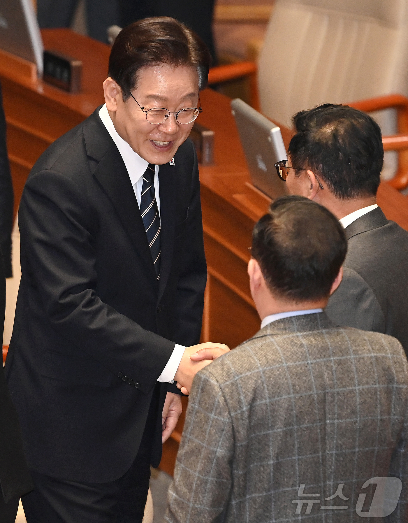 (서울=뉴스1) 국회사진기자단 = 이재명 대통령이 2일 서울 여의도 국회 본회의장에서 중동 사태 대응 등을 위한 추가경정예산안에 대한 시정연설을 마친 뒤 국민의힘 의원들과 악수를 …