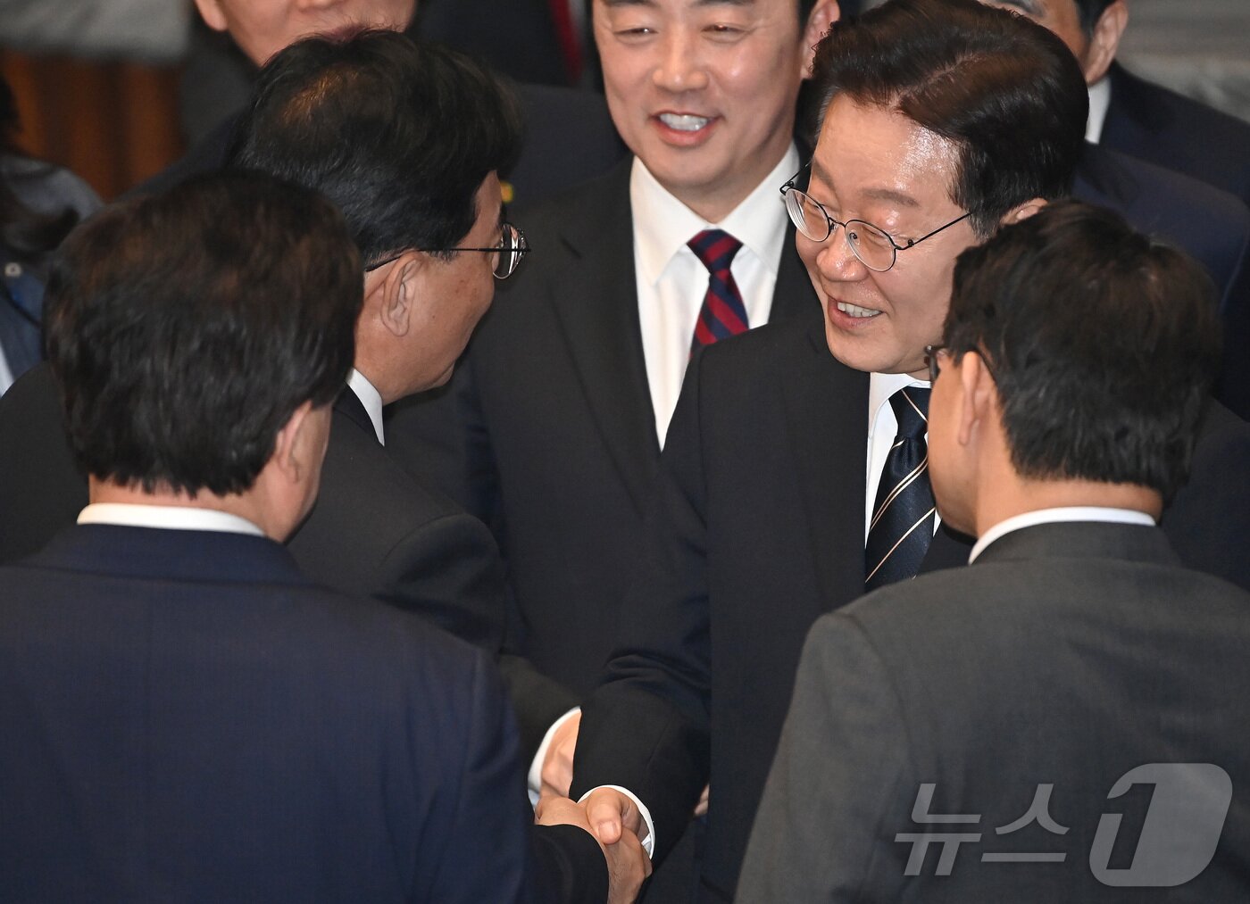 본문 이미지 - 이재명 대통령이 2일 서울 여의도 국회 본회의장에서 중동 사태 대응 등을 위한 추가경정예산안에 대한 시정연설을 마친 뒤 송언석 국민의힘 원내대표와 악수를 하고 있다. 2026.4.2 ⓒ 뉴스1 국회사진기자단