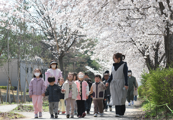 봄산책 나온 아이들
