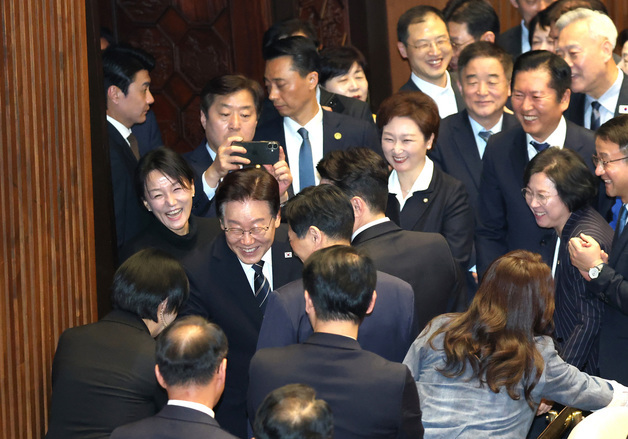 李대통령 시정연설, 15분간 9회 박수…장동혁은 연설 중 이석