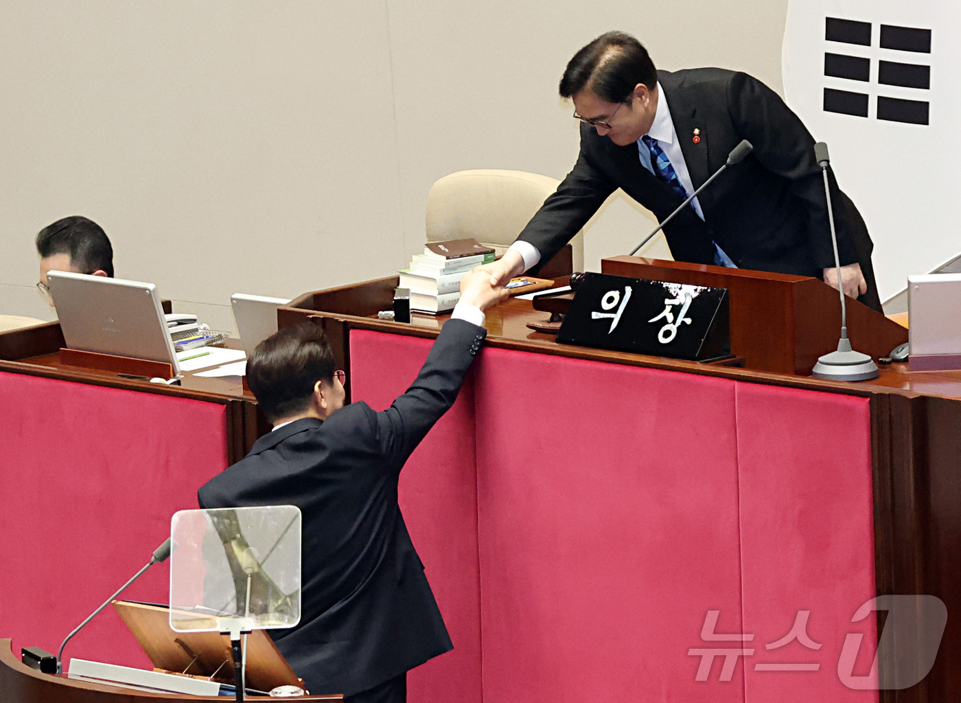 (서울=뉴스1) 국회사진기자단 = 이재명 대통령이 2일 오후 서울 여의도 국회에서 열린 제433회 국회(임시회) 제4차 본회의에서 2026년도 제1차 추가경정예산안에 대한 시정연설 …