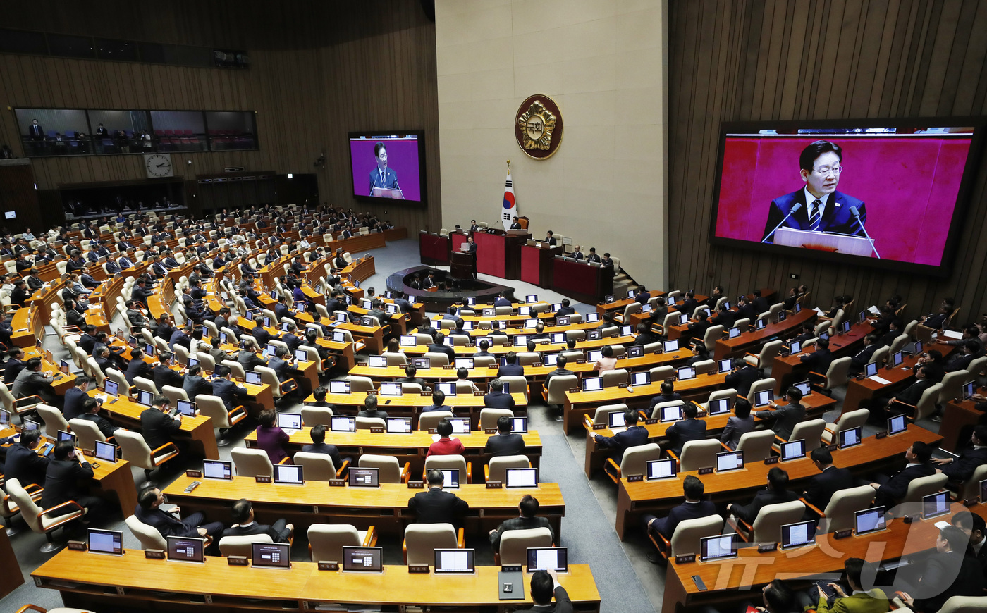 (서울=뉴스1) 국회사진기자단 = 이재명 대통령이 2일 오후 서울 여의도 국회에서 열린 제433회 국회(임시회) 제4차 본회의에서 2026년도 제1차 추가경정예산안에 대한 시정연설 …