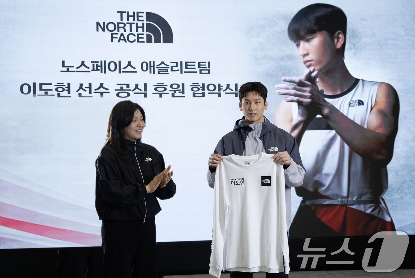 (서울=뉴스1) = 성가은 영원아웃도어 사장이 2일 스포츠클라이밍 국가대표 이도현 선수와의 후원 계약을 체결하고 기념 촬영을 진행하고 있다.노스페이스는 이도현 선수를 비롯해, 서채 …