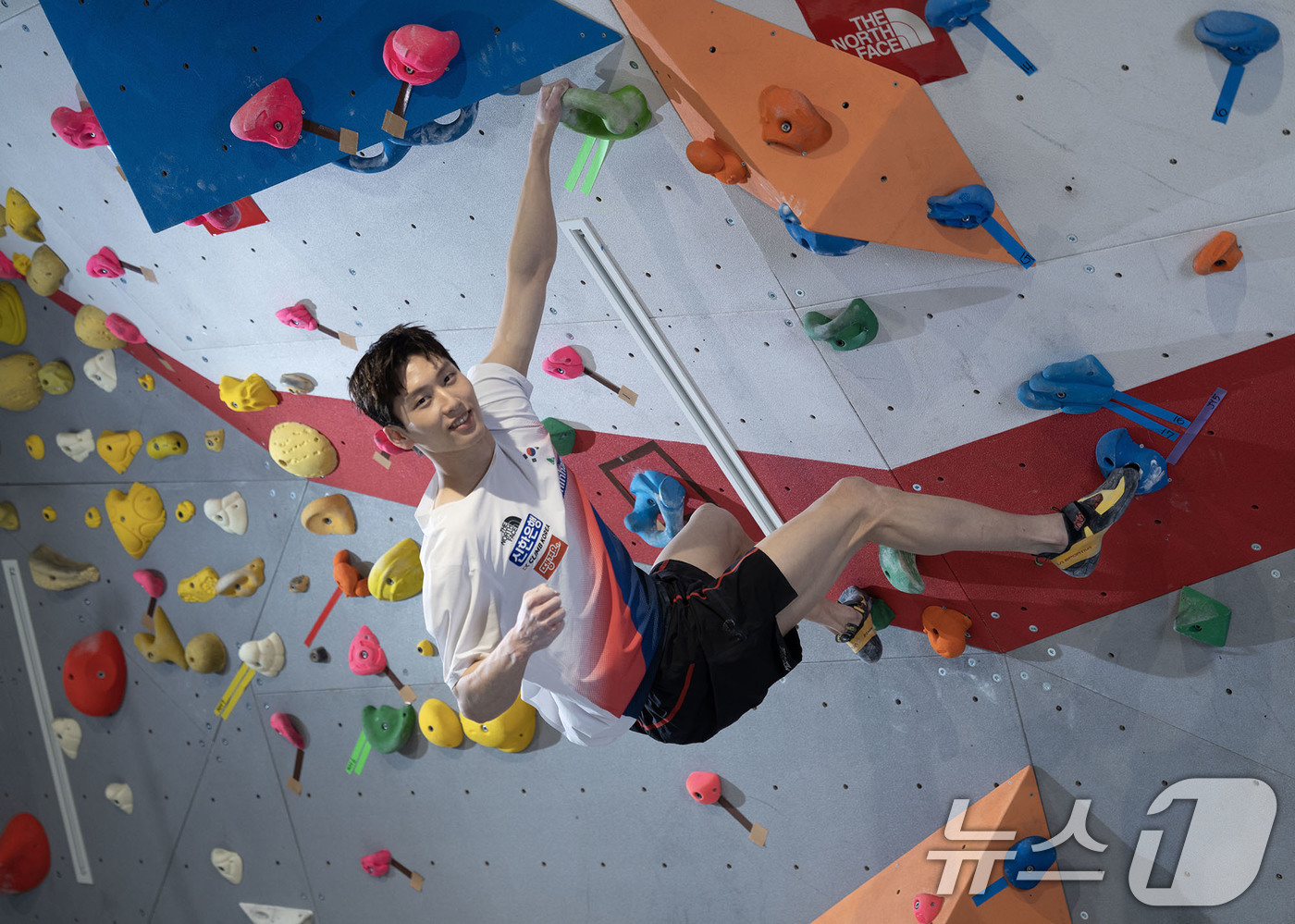 (서울=뉴스1) = 글로벌 아웃도어 브랜드 노스페이스가 2일 스포츠클라이밍 국가대표 이도현 선수와의 후원 계약을 체결했다고 밝혔다.노스페이스는 이도현 선수를 비롯해, 서채현, 정지 …